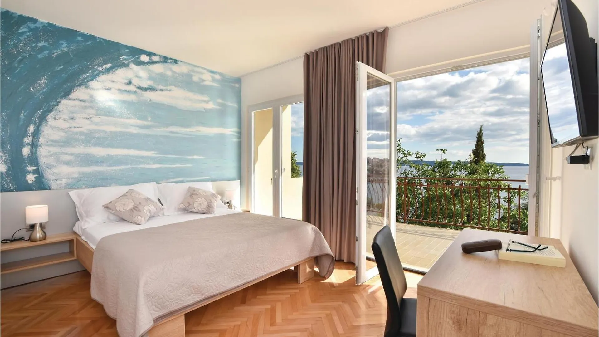 Beautiful Home In Okrug Gornji With Jacuzzi