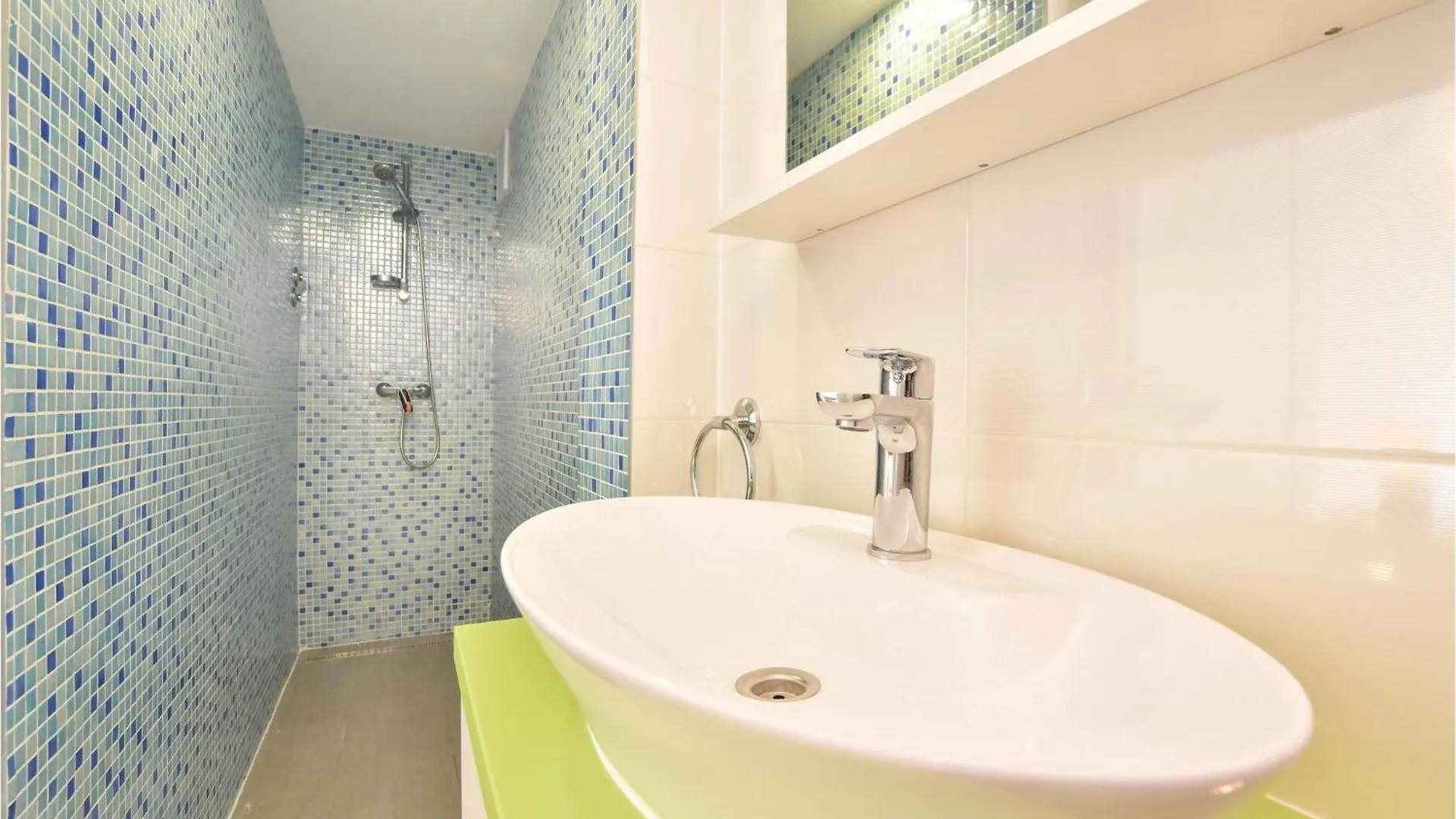 Semesterbostad Beautiful Home In Okrug Gornji With Jacuzzi