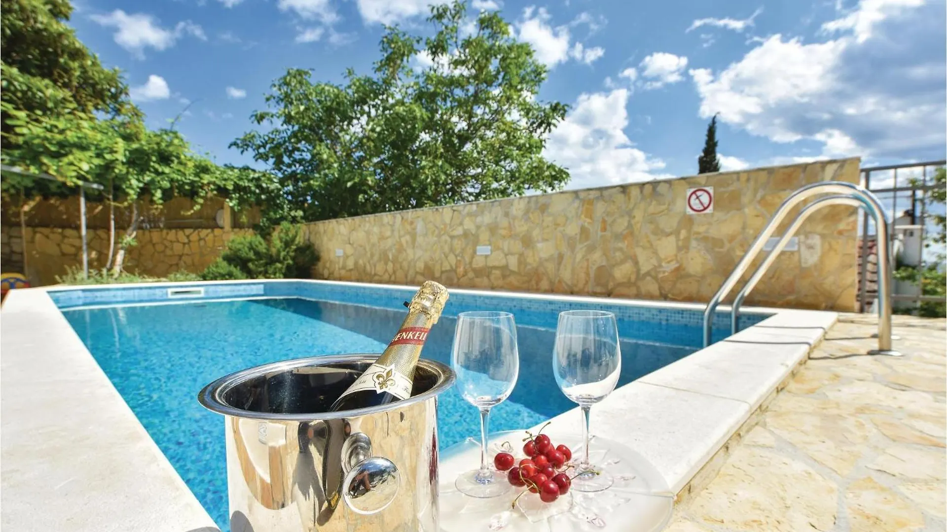 Beautiful Home In Okrug Gornji With Jacuzzi Semesterbostad