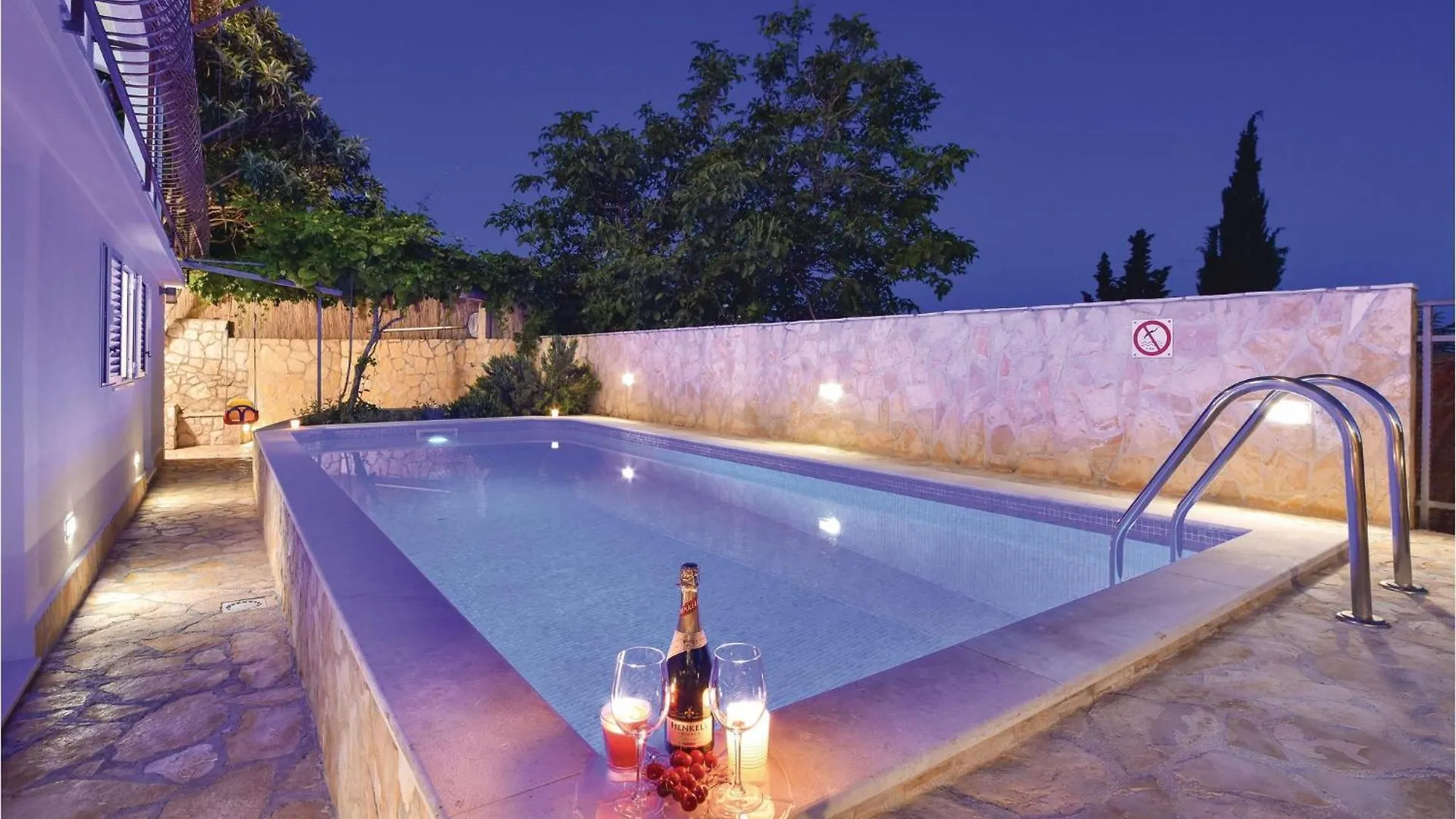 Beautiful Home In Okrug Gornji With Jacuzzi Semesterbostad