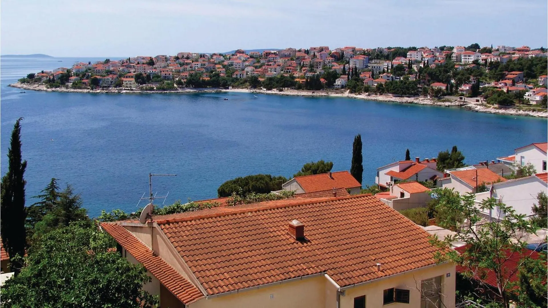 Beautiful Home In Okrug Gornji With Jacuzzi