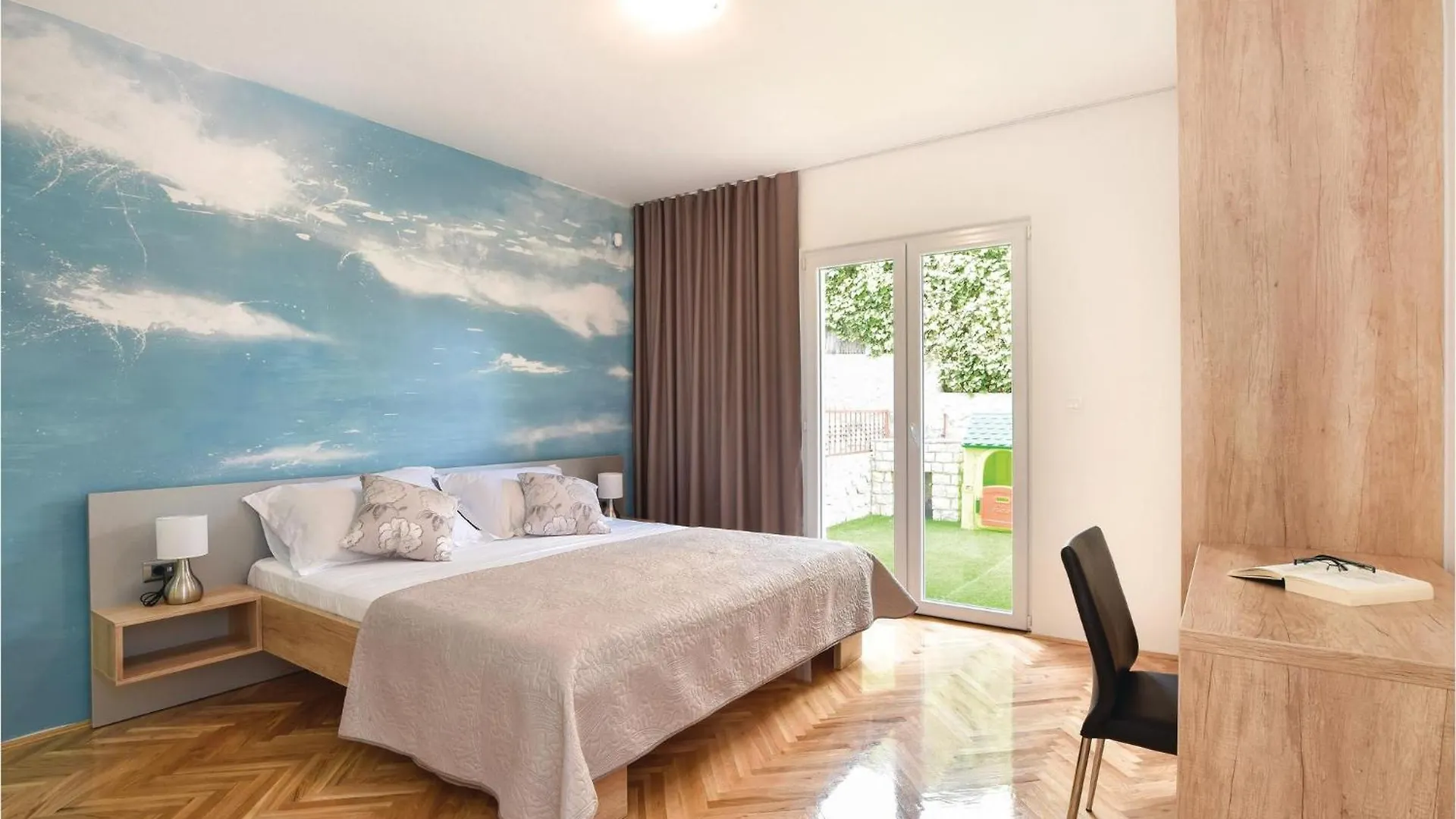 Semesterbostad Beautiful Home In Okrug Gornji With Jacuzzi