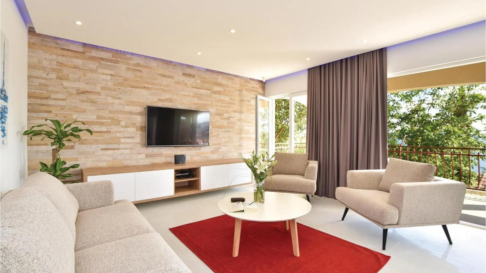 Semesterbostad Beautiful Home In Okrug Gornji With Jacuzzi
